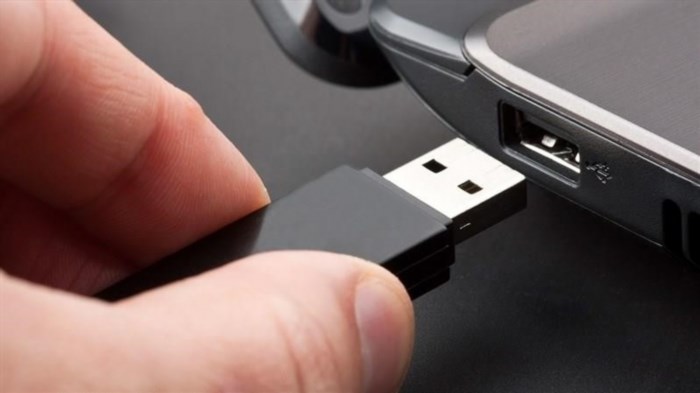 Tháo USB di động hoặc thẻ nhớ và các thiết bị gắn ngoài.