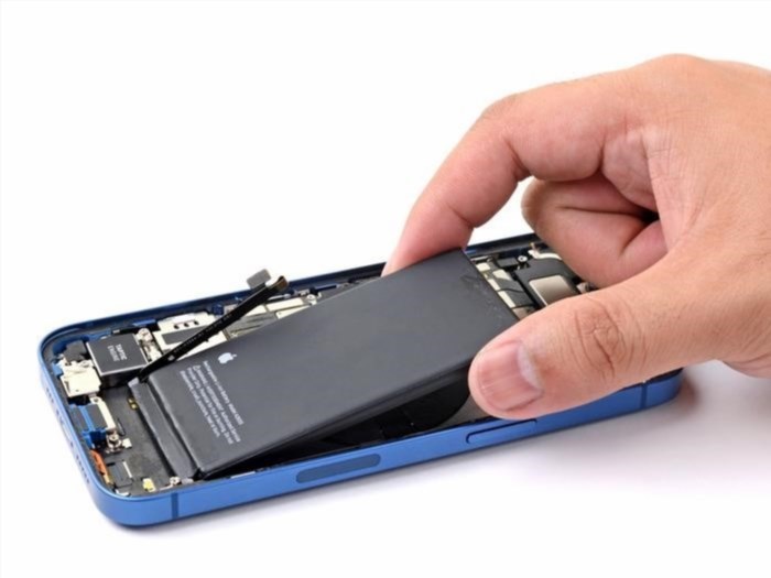 iPhone không khởi động được vì pin đã bị hỏng.