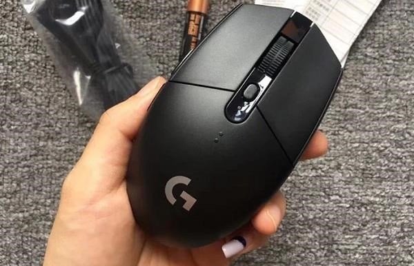Khi thay chuột không dây mới, bạn cần kết nối thiết bị với máy tính bằng cách sử dụng công nghệ Bluetooth hoặc cắm vào cổng USB. Sau khi kết nối thành công, bạn có thể sử dụng chuột để thao tác trên màn hình một cách dễ dàng và tiện lợi.