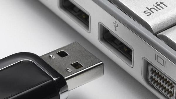 5. Kết nối chuột vào một cổng USB khác.