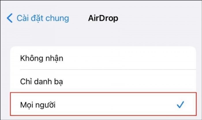 Bật AirDrop trong Cài đặt giúp bạn chia sẻ dễ dàng các tệp tin, ảnh và video với người dùng khác trong phạm vi gần.