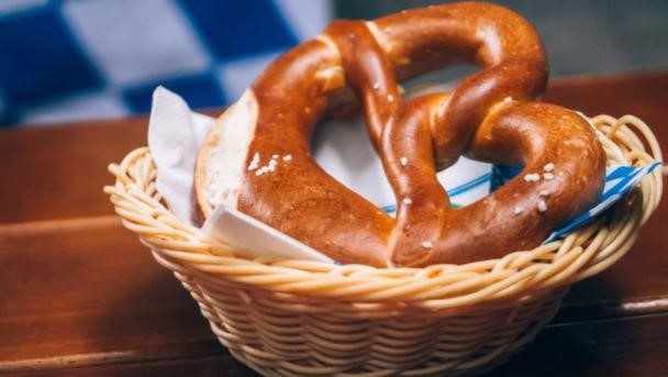 Nguồn gốc bánh Pretzel có liên quan đến vùng Bayern của Đức, nơi mà Pretzel trở thành một phần không thể thiếu trong văn hóa ẩm thực của địa phương. Bánh Pretzel được tạo hình thành hình dạng vòng xoắn đặc trưng và có vị mặn đặc biệt, là một món ăn ngon và phổ biến trên toàn thế giới.