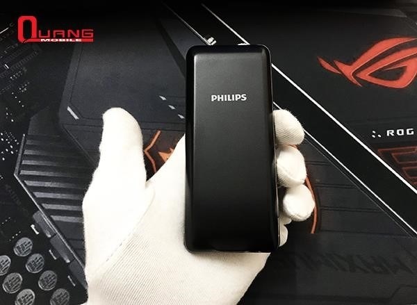 Bộ đôi điện thoại Philips không CAMERA, pin khủng nhập Nga-UK