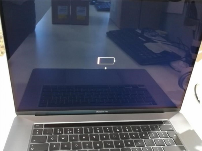 Lí do MacBook Pro không khởi động màn hình.