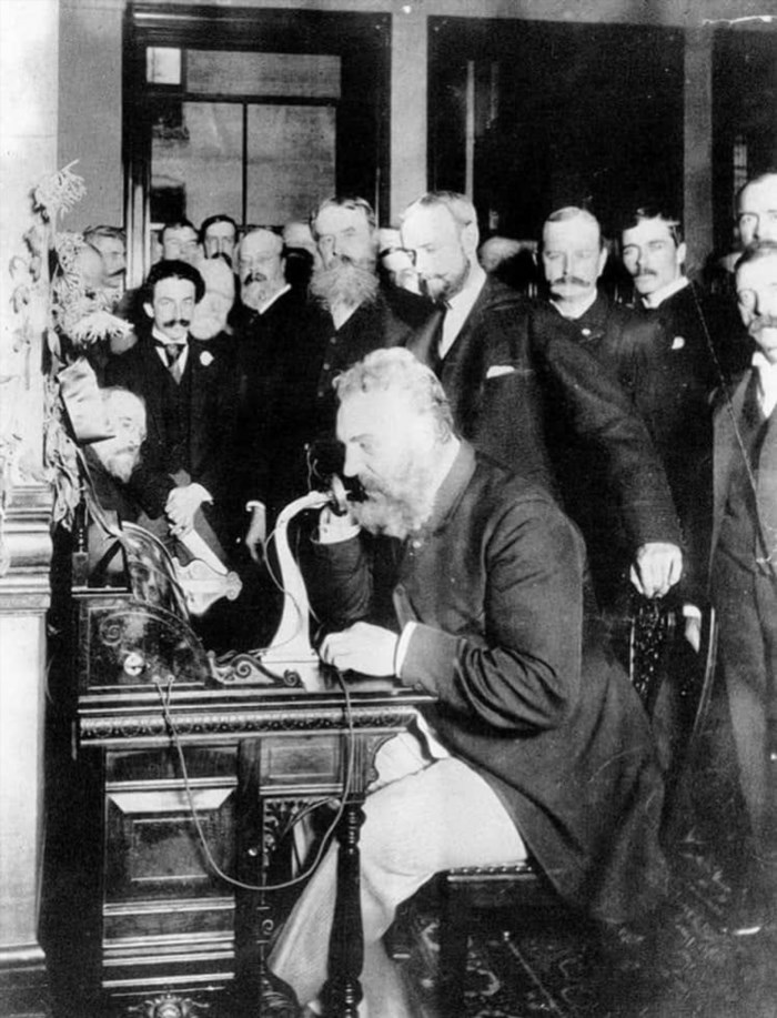 Alexander Graham Bell là người phát minh ra điện thoại.