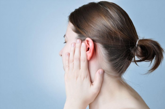 Nóng tai trái là hiện tượng cảm giác nóng, đau hoặc khó chịu trên tai trái, thường xuất hiện do nhiều nguyên nhân khác nhau như viêm tai, áp lực không khí thay đổi, vi khuẩn hoặc virus gây nhiễm trùng.