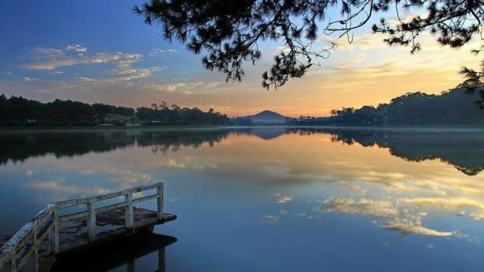 Phong cảnh tuyệt đẹp của hồ Xuân Hương Đà Lạt.