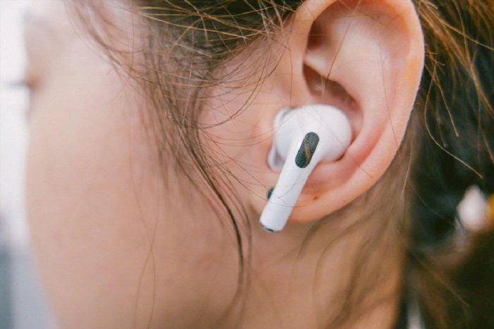 Tai nghe AirPods là một dòng tai nghe không dây được sản xuất và phát triển bởi Apple, được thiết kế nhỏ gọn và tiện lợi, mang lại trải nghiệm âm thanh chất lượng cao và kết nối không dây thuận tiện với các thiết bị di động của Apple như iPhone, iPad và Mac.