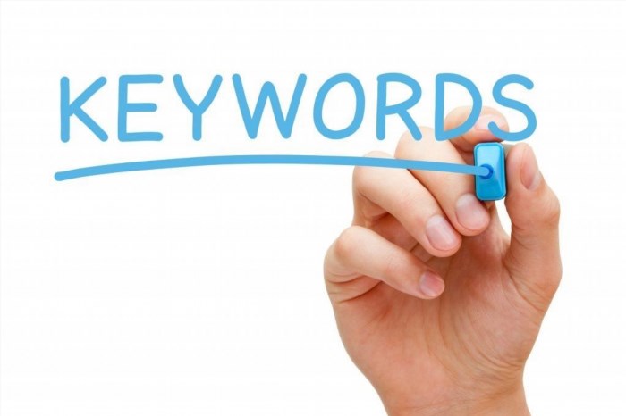 Keyword là từ khóa, là một thuật ngữ được sử dụng trong lĩnh vực tìm kiếm và phân loại thông tin. Nó được dùng để đánh dấu và xác định nội dung chính của một văn bản, giúp người dùng tìm kiếm và sắp xếp thông tin một cách dễ dàng và nhanh chóng.