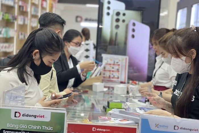 Nhiều khách hàng chọn mua điện thoại trả góp tại Điện thoại di động Việt..