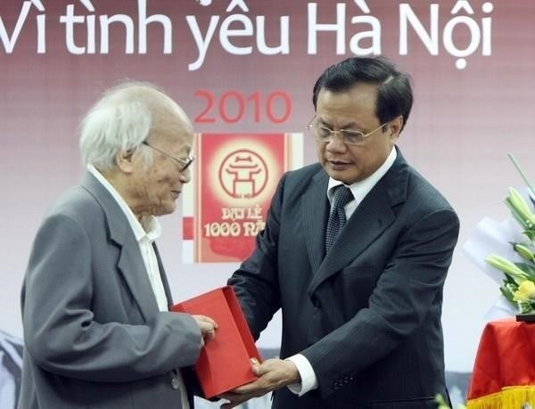 Ông Phạm Quang Nghị-Bí thư Thành ủy Hà Nội trao thưởng 