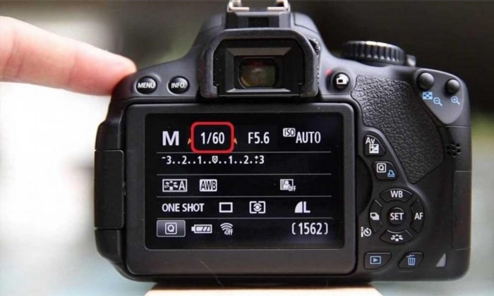 Tốc độ màn trập thấp là tốc độ mà màn trập của máy ảnh hoặc máy quay video mở chậm, cho phép ánh sáng đi qua trong thời gian dài hơn để ghi lại các hình ảnh có thời gian phơi sáng dài hơn.