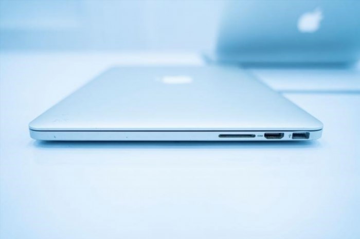 Cận cảnh MacBook Pro cho thấy thiết kế sang trọng và tinh tế của máy tính xách tay này, với màn hình Retina sắc nét và bàn phím cảm ứng đa năng, mang lại trải nghiệm sử dụng đẳng cấp và tiện ích.