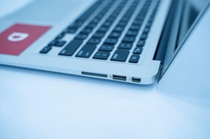 Cổng kết nối và bàn phím của MacBook Pro.