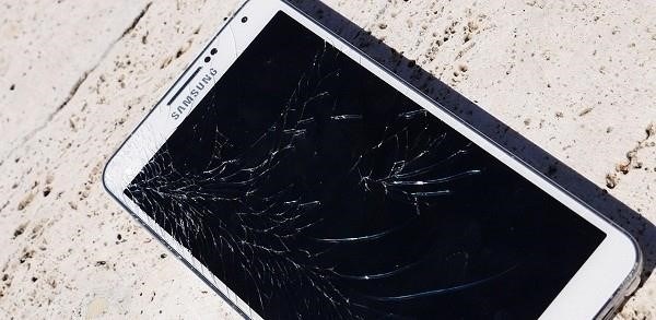 Main điện thoại bị hỏng gây ra tình trạng không thể khởi động màn hình của điện thoại.