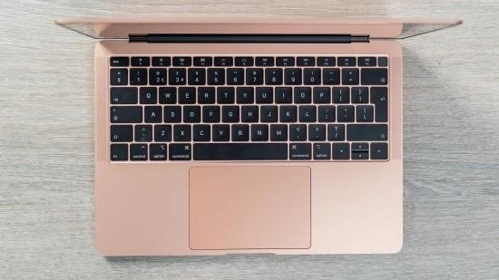 Macbook Air 2018 gặp sự cố với bàn phím, dấu hiệu và nguyên nhân.
