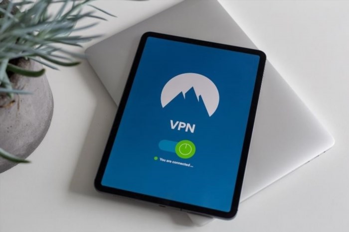 VPN (Virtual Private Network) trên iPhone là một công nghệ cho phép người dùng thiết lập một kết nối mạng riêng ảo, giúp bảo vệ thông tin cá nhân và duy trì quyền riêng tư trên thiết bị di động.